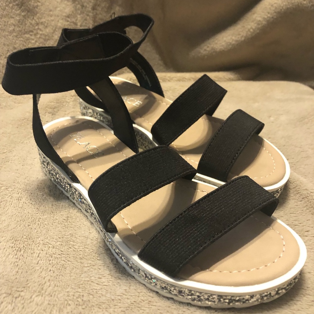 Girls elastic platform sandals with glitter sole